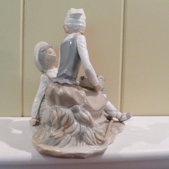 Nao by Lladro Vintage 1977 Figurine 'Chattering' #199 Boy and Girl Eating Grapes - Picture 4 of 16